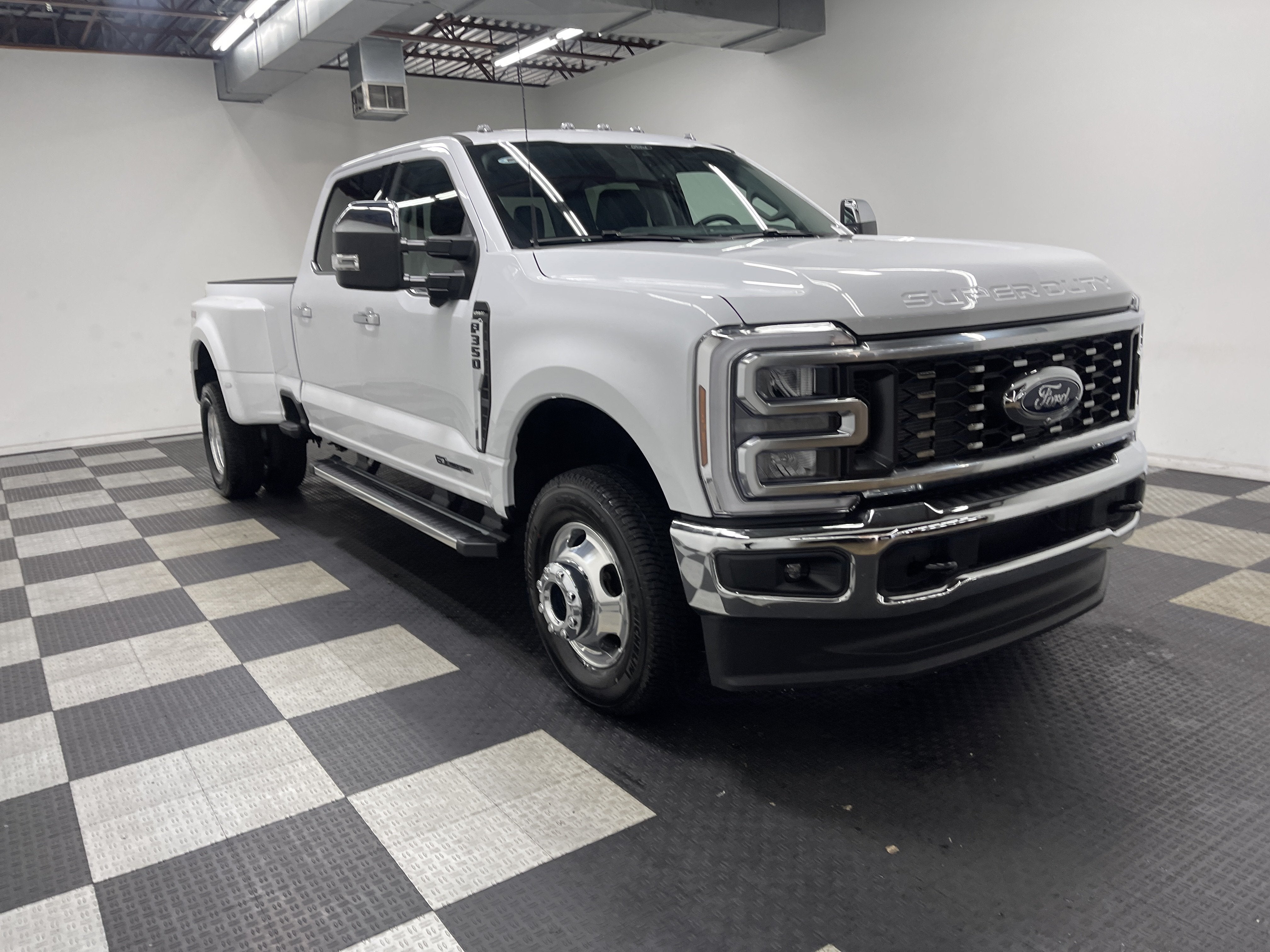 2026 Ford Super Duty F-350 DRW LARIAT